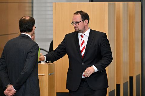 Thadäus König wirft seinen Stimmzettel zur Wahl des Landtagspräsidenten ein