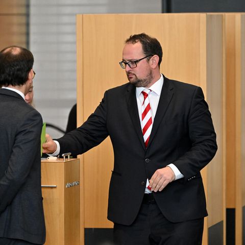 Thadäus König wirft seinen Stimmzettel zur Wahl des Landtagspräsidenten ein