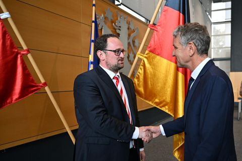 Samstagmittag im Thüringer Landtag: Der AfD-Fraktionsvorsitzende Björn Höcke (rechts) gratuliert dem gerade gewählten Landtagspräsidenten Thadäus König von der CDU