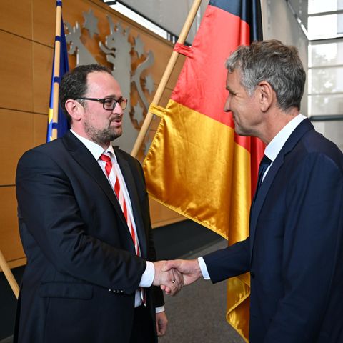 Saturday lunchtime in the Thuringian state parliament: AfD parliamentary group leader Björn Höcke (right) congratulates the newly elected state parliament president, Thadäus König from the CDU