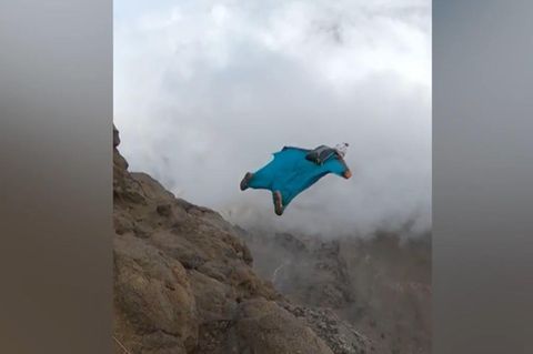 Höchster Berg Afrikas: Aus über 5400 Metern: Extremsportler springt mit Wingsuit vom Kilimandscharo