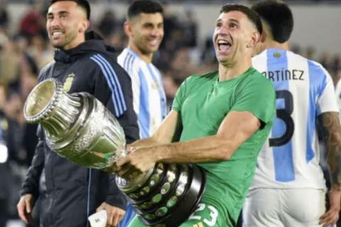 Der argentinische Nationaltorwart Emiliano Martínez bleibt sich in Sachen Humor treu