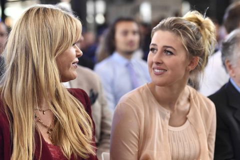 Gina Schumacher und ihre Mutter Corinna lächeln sich an im Publikum der Zeremonie zur Verleihung des Staatspreises