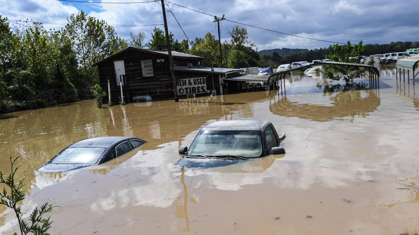 Auch wenn sich Helene an Land zum Tropensturm abschwächte, war das Zerstörungspotenzial noch groß. Hier in North Carolina überschwemmte der Regen ganze Regionen und ließ Autos und Häuser absaufen