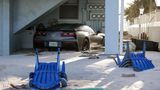 An der Westküste Floridas bei Tampa steckte ein Auto unter einem Haus im Sand fest, den Helene tonnenweise an Land blies 