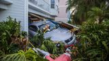 Schlimmer erwischte es dieses Auto. Es wurde durch den Sturm fast in ein Haus gedrückt