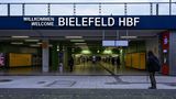Als müsste die ostwestfälische Metropole nicht schon genug Spott ertragen, fällt auch der Bahnhof bei den Passagieren durch
