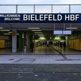 Als müsste die ostwestfälische Metropole nicht schon genug Spott ertragen, fällt auch der Bahnhof bei den Passagieren durch