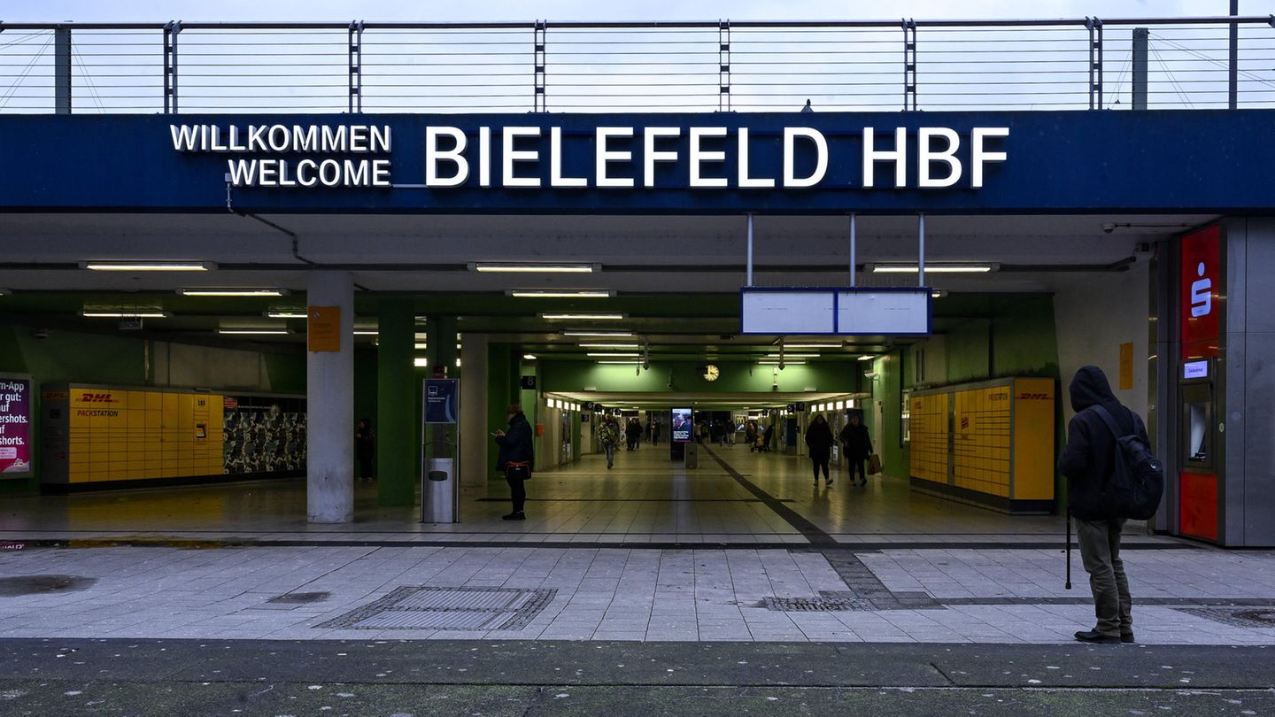 Als müsste die ostwestfälische Metropole nicht schon genug Spott ertragen, fällt auch der Bahnhof bei den Passagieren durch