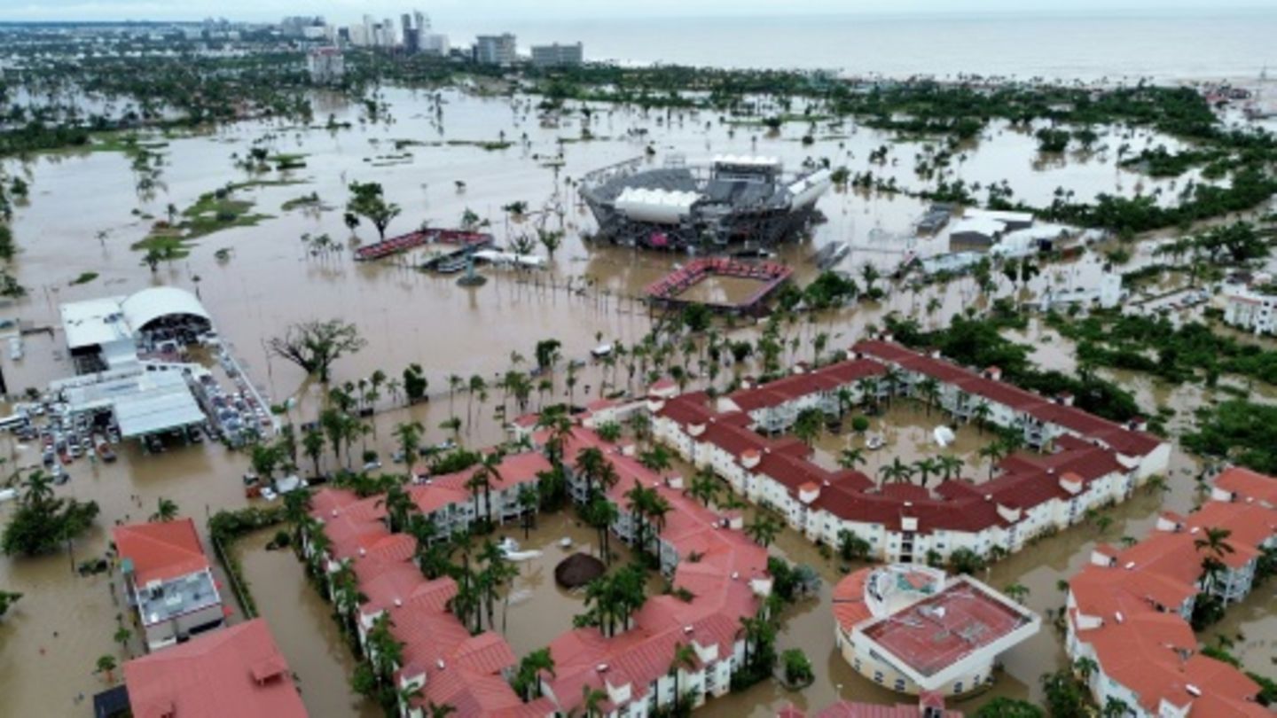 Authorities: At Least 16 Dead Due to Hurricane 'John' in Mexico