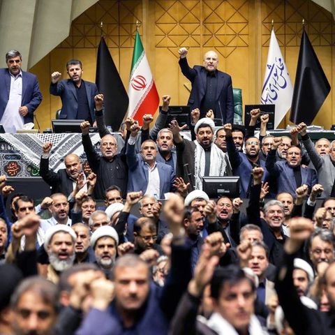 Iranische Abgeordnete rufen mit gereckten Fäusten anti-israelische Parolen nach der Tötung von Hisbollah-Führer Hassan Nasrallah