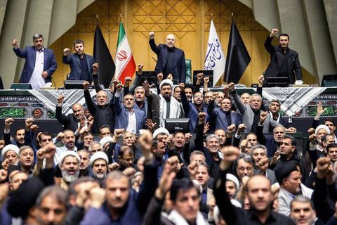 Iranische Abgeordnete rufen mit gereckten Fäusten anti-israelische Parolen nach der Tötung von Hisbollah-Führer Hassan Nasrallah