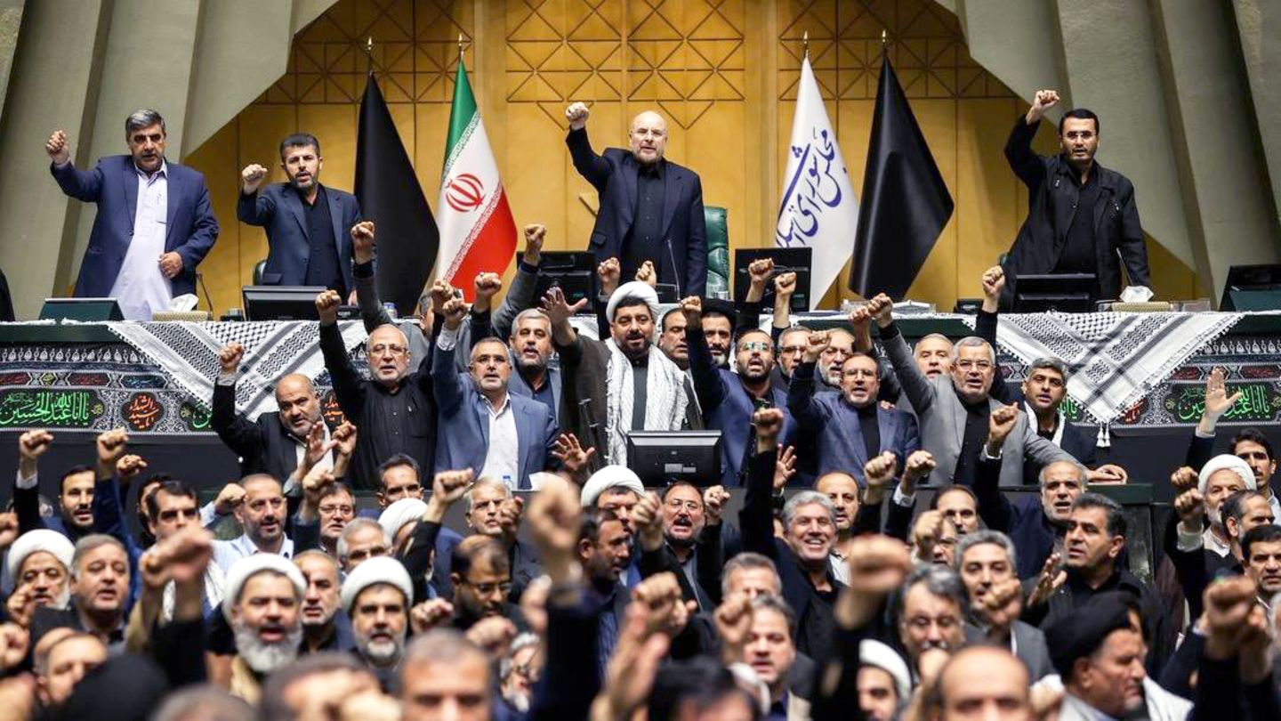 Iranische Abgeordnete rufen mit gereckten Fäusten anti-israelische Parolen nach der Tötung von Hisbollah-Führer Hassan Nasrallah