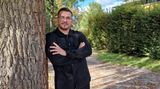 Alexander Malachov  Ich habe eine ziemliche Reise bis zu meiner jetzigen Bestimmung hinter mir. Technik begeisterte mich schon immer, das Studium zum Ingenieur lag daher nahe. Doch bei der ganzen Technik habe ich schnell gemerkt, dass es mir nicht so viel zurückgibt, wie ich mir erhofft hatte. Nach meinem Bachelor stieg ich bei einem Freund ein, der einen Supermarkt eröffnet hatte. Das war eine großartige Erfahrung, doch nach knapp zwei Jahren wurde mir auch das langweilig. Ich versuchte es als Finanzberater, als Fahrzeugaufbereiter. Alles schien mir leer und ich begriff, das Geld allein nicht glücklich macht.  Die Wende in meinem Leben kam mit meiner Frau. Sie ist spirituell und esoterisch begabt. Für mich war das eine völlig neue Welt. Ich setzte mich damit intensiver auseinander und es packte mich. Dieses Gefühl, Menschen helfen zu können, Dinge zu bewegen. Großartig. Durch fachspezifische Weiterbildungen habe ich mich auf Energiearbeit und Hypnose spezialisiert. Ich war erstaunt zu sehen, dass ich hier offenbar eine Begabung mitbringe.  Hypnose ist nichts Magisches. Es ist vielmehr Psychologie mit dem Ziel, Menschen beim Durchbrechen festgefahrener Muster zu unterstützen. Eine Art Persönlichkeitsentwicklung oder Weiterentwicklung. Ich verbinde das in meinen Sitzungen noch zusätzlich mit Energiearbeit. Beim Prana Healing geht es zudem darum, Stresszustände abzubauen und wieder mit sich im Einklang zu sein.  Als der Plan feststand, ein Hypnose-Coach und Prana Heiler zu werden, war das eine Riesenerleichterung. Es fühlte sich richtig an. Meine Familie und Freunde waren von meiner Entscheidung sehr überrascht, jedoch kann ich auf ihre Unterstützung zählen. Ohne meine Frau wäre ich wahrscheinlich nicht darauf gekommen. Doch als Techniker ist man eben in seiner Blase gefangen. Im Leben brauchst Du manchmal jemanden, der dich an die Hand nimmt und in eine Richtung führt.