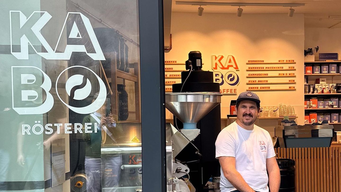 Vom Marketingleiter zum Kaffeeröster Philipp Kesenheimer Ich studierte BWL und machte dann recht gradlinig über zehn Jahre Karriere in der Lebensmittel- und Konsumgüterindustrie bis hin zum Marketingchef eines größeren Unternehmens. Doch je länger ich in großen Unternehmen, Konzernstrukturen und auch der Massenproduktion von Lebensmitteln arbeitete, desto desillusionierter wurde ich. Die erste Wendemarke hatte ich bei einem Sabbatical. Meine Frau und ich verbrachten zehn Monate in Süd- und Mittelamerika. Kaffee war schon immer meine Leidenschaft. Nicht nur die perfekte Zubereitung, wie er schmeckt, sondern wo er herkommt, wie er angebaut und verarbeitet wird. Auf unserer Reise besuchten wir zahlreiche Plantagen und Kaffeeprojekte. Dieser direkte Kontakt mit den Kaffeeproduzenten hatte etwas in mir ausgelöst. Kaffee wächst ausgerechnet genau in jenen Regionen am besten, in denen die ärmsten Länder liegen. Der Kaffeemarkt ist ein Ausbeutersystem, bei dem die Kaffeebauern verlieren und die Großröster sowie der Handel gewinnen. Kaffeeanbau ist ein Generationen Geschäft, das viel Zeit erfordert. Kaffeepflanzen sind nicht nur sehr anspruchsvoll, sondern die Kaffeekirschen können auch erst nach vier Jahren erstmals geerntet werden. Für gute Qualität ist hier ist alles mühsame Handarbeit. Es muss doch möglich sein, ein Unternehmen aufzuziehen, das gute Produkte und fairen Handel so zusammenbringt, dass alle gut verdienen – auch die Kaffeebauern. Die Idee ließ mich nicht los und eines Tages, als mir einmal mehr die Lebensmittelindustrie mit ihren Massenprodukten und verkrusteten Managementstrukturen aufstieß, habe ich es getan. Sozusagen am Freitag raus aus dem Job und am Montag rein in die Selbstständigkeit. Seit dreieinhalb Jahren gibt es jetzt die Specialty Coffee Rösterei KABO KAFFEE in Überlingen am Bodensee. Die erste Zeit war hart, wir starteten direkt zur Corona Pandemie, rutschten von dort aus in die Kaffeekrise und schließlich schossen auch noch die Gaspreise durch die Decke. Aber uns gibt s immer noch. Grund dafür ist auch die unglaubliche Unterstützung aus der Specialty Coffee Community und viele treue Kunden, die uns auch bei gestiegenen Kosten und Preisen immer unterstützt haben und unsere Philosophie eines nachhaltigen Business Models mittragen. Wir sprechen Kunden an, die ausgezeichneten Kaffee schätzen und zugleich Haltung zeigen, ein wenig die Welt verbessern wollen. Wir arbeiten möglichst direkt mit den Produzenten zusammen mit maximal einem Zwischenhändler, der auch transparent und fair arbeiten muss. Wo immer möglich habe ich sogar mit unseren Kaffeebauern direkten Kontakt und besuche sie auf ihren Farmen, wie zuletzt bei Alfred in Uganda und Mr. Toi in Vietnam. Die Kunden wissen nicht nur aus welchem Land der Kaffee kommt, sondern genau von welcher Farm und den Menschen, die dahinterstehen. Ich verstehe mich als Botschafter der Kaffeeproduzenten. Wir verkaufen in der angeschlossenen Kaffeebar, im Online-Shop, aber auch an Unternehmen, Cafés und Hotels. Karrierebrüche sind fast das Markenzeichen des KABO KAFFEE Teams. Mein Röstmeister war Buchhändler, die Leiterin der Kaffeebar Raumausstatterin. Alle eint uns die Leidenschaft für Kaffee und das Sinnstiftende unseres nachhaltigen Arbeitens von der Farm bis in die Tasse.