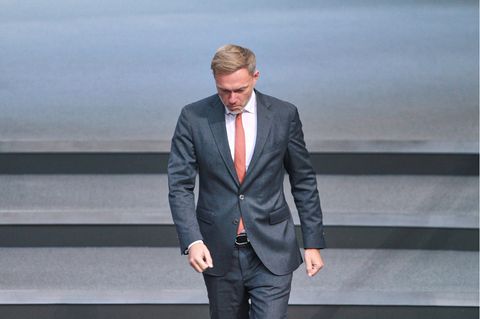 Christian Lindner von der FDP geht wütend eine Treppe hinunter