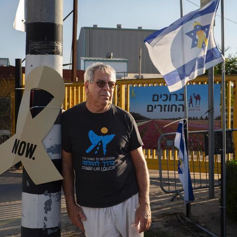 Oded Bahar vor dem Kibbuz