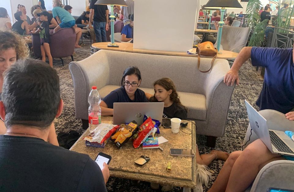 Mutter und Tochter in der Hotellobby