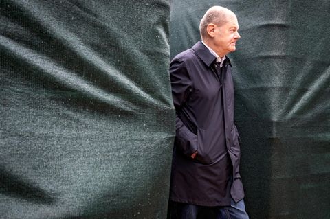 Bundeskanzler Olaf Scholz (SPD) im Portrait bei der Übungssimulation in der Kaserne Koeln Wahn