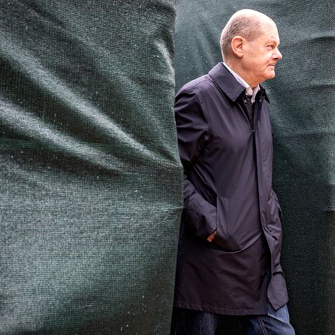 Federal Chancellor Olaf Scholz (SPD) in a portrait during the exercise simulation in the Koeln Wahn barracks