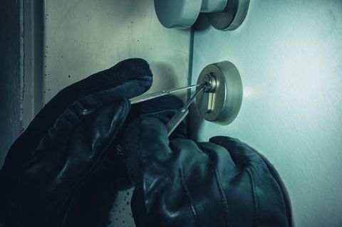 Einbrecher verdingt sich an einem Türschloss
