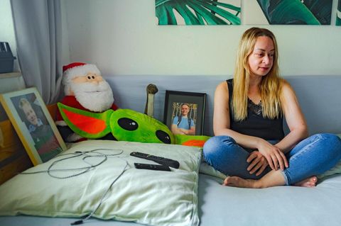Sanella Fatkic im alten Kinderzimmer von Sinan Fatkic.
