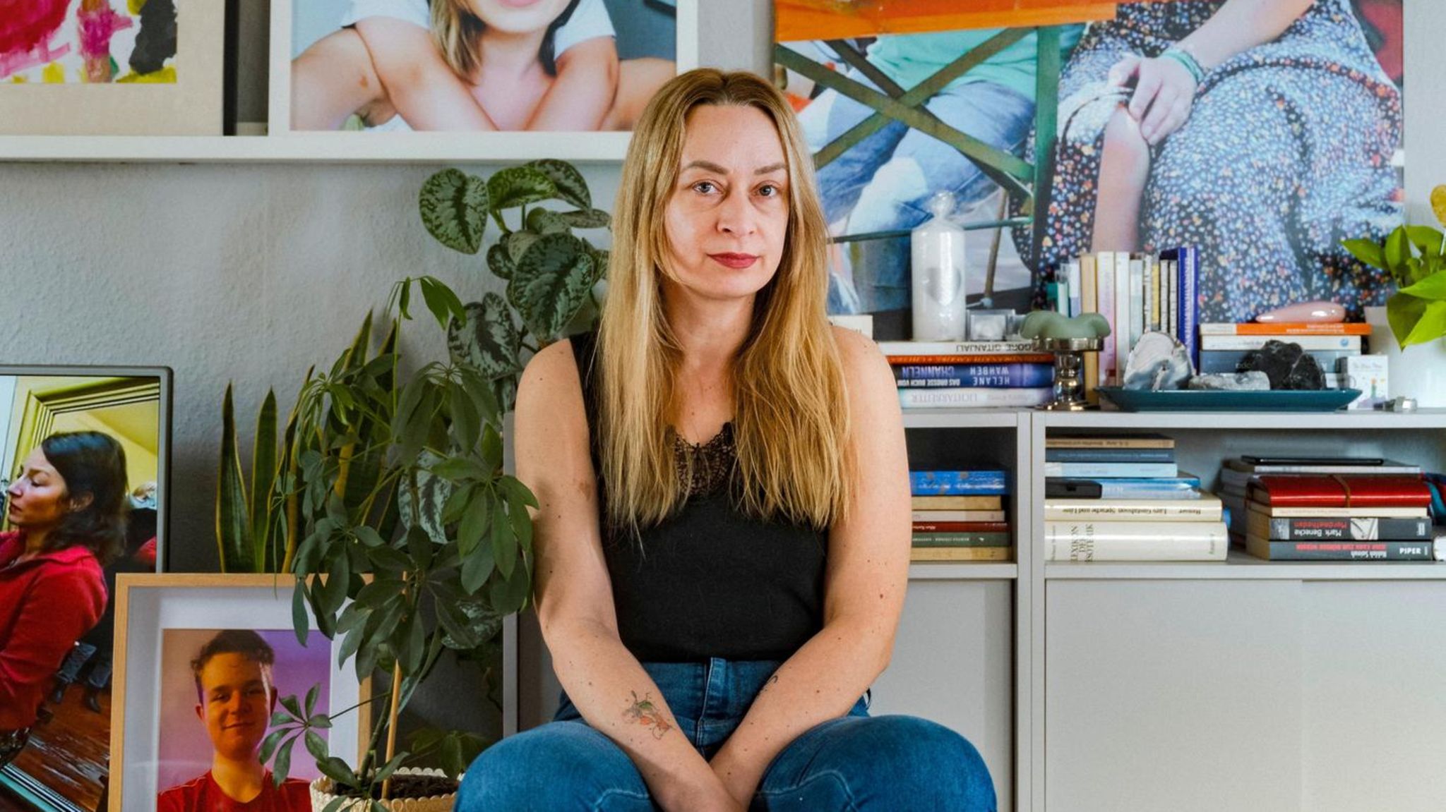 Sinans Mutter mit Bildern im Hintergrund