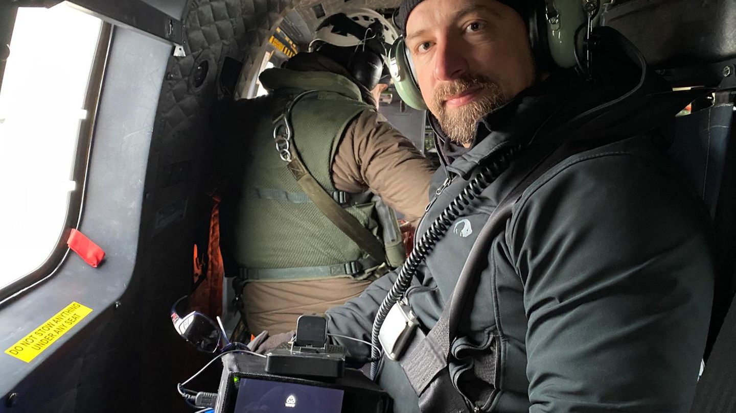 Vom Anästhesisten und Notarzt zum Geschäftsführer einer Filmproduktion Jochen Isensee Es waren maßgeblich die Arbeitsbedingungen. Vor allem in der Intensivmedizin. Als Außenstehender kann man sich kaum vorstellen, unter welchen Bedingungen da gearbeitet wird. Damit meine ich nicht nur die langen Schichten. Als Mensch mit ausgeprägten moralischen Prinzipien geriet ich mit der Ethik im Medizinbetrieb zunehmend in Konflikt. Nicht immer dient das medizinisch Mögliche auch dem Wohle des Patienten. Arzt ist kein Job, den man nach Feierabend in der Firma lässt. Das Erlebte begleitet einen nach Hause. Irgendwann reichte es. Mir ging die Sinnhaftigkeit verloren. Ich wechselte ins Filmgeschäft. Mein Bruder hatte 2009 eine Filmproduktionsfirma aufgebaut. Wir beide drehten schon in der Jugend Filme, als Hobby. Er filmte, ich schrieb die Drehbücher. Neben meinem Arztberuf stieg bei ihm nach und nach in die Firma ein. Es war ein langsamer Übergang. Heute bin ich bei Isensee Film einer der Geschäftsführer und verantwortlich für den Unterhaltungsbereich if studios. Ich mache das, was ich schon immer geliebt habe: Geschichten und Drehbücher zu entwickeln. Unsere Stärke liegt in aufwändigen Dokumentationen. Der Film über Hoffnung in ausweglosen Situationen zum Beispiel. Dabei geht es um Flüchtlinge aus dem Südsudan, welchen alles genommen wurde, aber trotzdem nicht aufgeben. Oder die Kurz-Dokumentation über das herzkranke Baby meines Bruders, das schließlich starb. Unser Film zeigt eindringlich, wie Eltern mit dem Verlust des eigenen Kindes umgehen. Mein Schlüsselerlebnis hatte ich bei einem Dreh in Uganda. Ein Protagonist des Filmes ist Medizinstudent und er sagte zu mir: „Hey Du bist Arzt, wie cool, Du kannst Leben retten.“ Ich entgegnete, dass ich vermutlich mit Filmen viel mehr Leben retten könne. Genau das treibt mich an. Dorthin zu gehen, wo es unangenehm wird. Hin zu gesellschaftlich relevanten Themen. Es geht mir nicht um die reine Filmkunst, ich will das Medium Film nutzen, um Menschen zu bewegen, aufzurütteln. Ich kann rückblickend schon sagen, damit meine wirkliche Bestimmung gefunden zu haben. Wechsel klingt nach hartem Schnitt. Das war es nicht, eher ein sanfter Übergang. Neben der Filmerei hatte ich noch den Facharzt gemacht. Das gab einem eine gewisse Sicherheit, schließlich hatte ich zwischenzeitlich geheiratet und bin Vater geworden. Da überlegt man sehr genau, ob man von einem finanziell sehr attraktiven Job zu einem mit deutlich weniger Gehalt wechselt. Meine Frau unterstützte meine Entscheidung, meine Eltern verstanden mich nicht und Kollegen aus den USA hielten mich gar für völlig verrückt. Glücklicherweise ist unsere Filmarbeit hoch gefragt. Aber: Ich bekomme praktisch täglich Angebote für offene Facharztstellen. Im Zweifel könnte ich also immer wieder zurück. Als Notarzt bin ich auch heute noch unterwegs. Meine Erfahrungen aus der Medizin kann ich auch heute noch gut gebrauchen, etwa wenn es darum geht, schnelle Entscheidungen zu treffen, sie zügig umsetzen und dazu zu stehen.