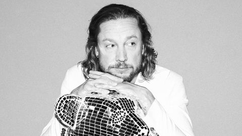 Samu Haber lehnt auf einem paillettenbestzten Panther