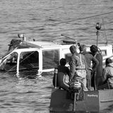 Auf dem Weg zu den Landungsbrücken kollidiert die Barkasse "Martina" mit einer Schute, die flussaufwärts geschleppt wird. Die Barkasse wird niedergedrückt 