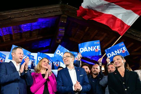 Herbert Kickl inmitten seiner Parteikollegen