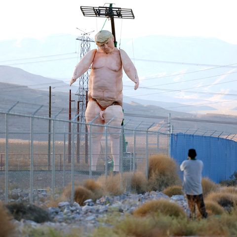 Unbekannte haben eine Statue in Form eines nackten Donald Trumps errichtet