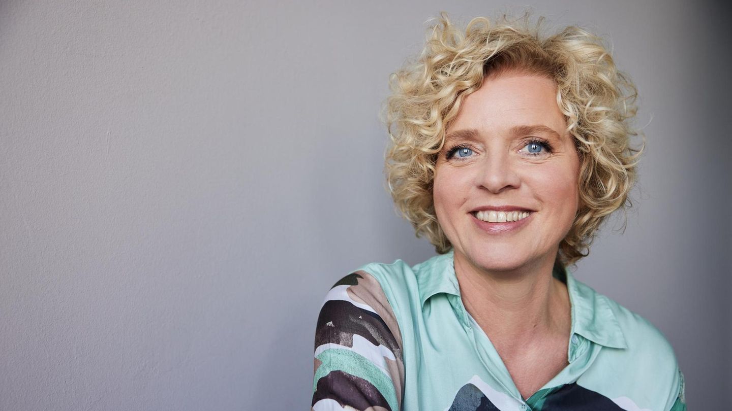 Lisa Ortgies, Frau mit hellblonden Locken und strahlendem Lächeln Lisa Ortgies, Frau mit hellblonden Locken und strahlendem Lächeln