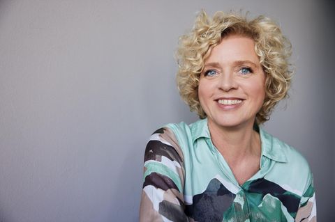 Lisa Ortgies, Frau mit hellblonden Locken und strahlendem Lächeln