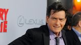 Charlie Sheen alias Charlie Harper aus "Two And A Half Men": Doppelt gestorben hält besser!  Man kann es nicht anders sagen: Sender und Produzenten wollten Charlie Sheen, den Star der Serie, ein für alle Mal loswerden. Sie hatten bereits eine Staffel vorzeitig abgebrochen, als Grund nannte der Sender CBS "Äußerungen, Benehmen und Zustand" von Charlie Sheen. Im Klartext: Alkohol, Kokain und ein wilder Auftritt mit einer Machete auf dem Dach seines Hauses. Also musste Charlie Harper sterben – gleich zwei Mal.  2011, gegen Ende der achten Staffel, wird er zunächst von einer U-Bahn überfahren. Offenbar konnte sie ihn aber nicht wirklich umbringen, und so feierte er zum Finale in Staffel 12 Wiederauferstehung. Aber nur kurz, dann wird er von einem Klavier erschlagen.
