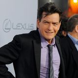 Charlie Sheen alias Charlie Harper aus "Two And A Half Men": Doppelt gestorben hält besser!  Man kann es nicht anders sagen: Sender und Produzenten wollten Charlie Sheen, den Star der Serie, ein für alle Mal loswerden. Sie hatten bereits eine Staffel vorzeitig abgebrochen, als Grund nannte der Sender CBS "Äußerungen, Benehmen und Zustand" von Charlie Sheen. Im Klartext: Alkohol, Kokain und ein wilder Auftritt mit einer Machete auf dem Dach seines Hauses. Also musste Charlie Harper sterben – gleich zwei Mal.  2011, gegen Ende der achten Staffel, wird er zunächst von einer U-Bahn überfahren. Offenbar konnte sie ihn aber nicht wirklich umbringen, und so feierte er zum Finale in Staffel 12 Wiederauferstehung. Aber nur kurz, dann wird er von einem Klavier erschlagen.