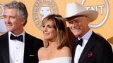 Patrick Duffy alias Bobby Ewing aus "Dallas" (links): der Vater aller Serien-Untoten   "Dallas" war eine der erfolgreichsten Serien der 80er Jahre: ein milliardenschwerer Öl-Clan aus Texas, in dem fast alle Familienmitglieder gegeneinander intrigieren und miteinander ins Bett gehen. Ausnahme: Bobby Ewing, gespielt von Patrick Duffy (Foto oben, 1. v. l.), der einzige gute Kerl in der kompletten Serie. Umso schockierender, dass er 1985 in Folge 191 starb – Autounfall. Dann steht er in Folge 222 plötzlich wieder unter der Dusche und begrüßt seine Frau. Die hatte nämlich einen Albtraum und nicht nur seinen Tod zusammenfantasiert – sondern auch die 31 Folgen, die zwischen Crash und Körperreinigung lagen.  Warum die Drehbuchschreiber sich erst Bobby Ewings Ende und dann sein Comeback ausdachten? Patrick Duffy hatte von der Serie die Schnauze voll, erhielt aber keine attraktiven Kino-Angebote und kehrte zurück auf die Mattscheibe. Der wahre Albtraum.