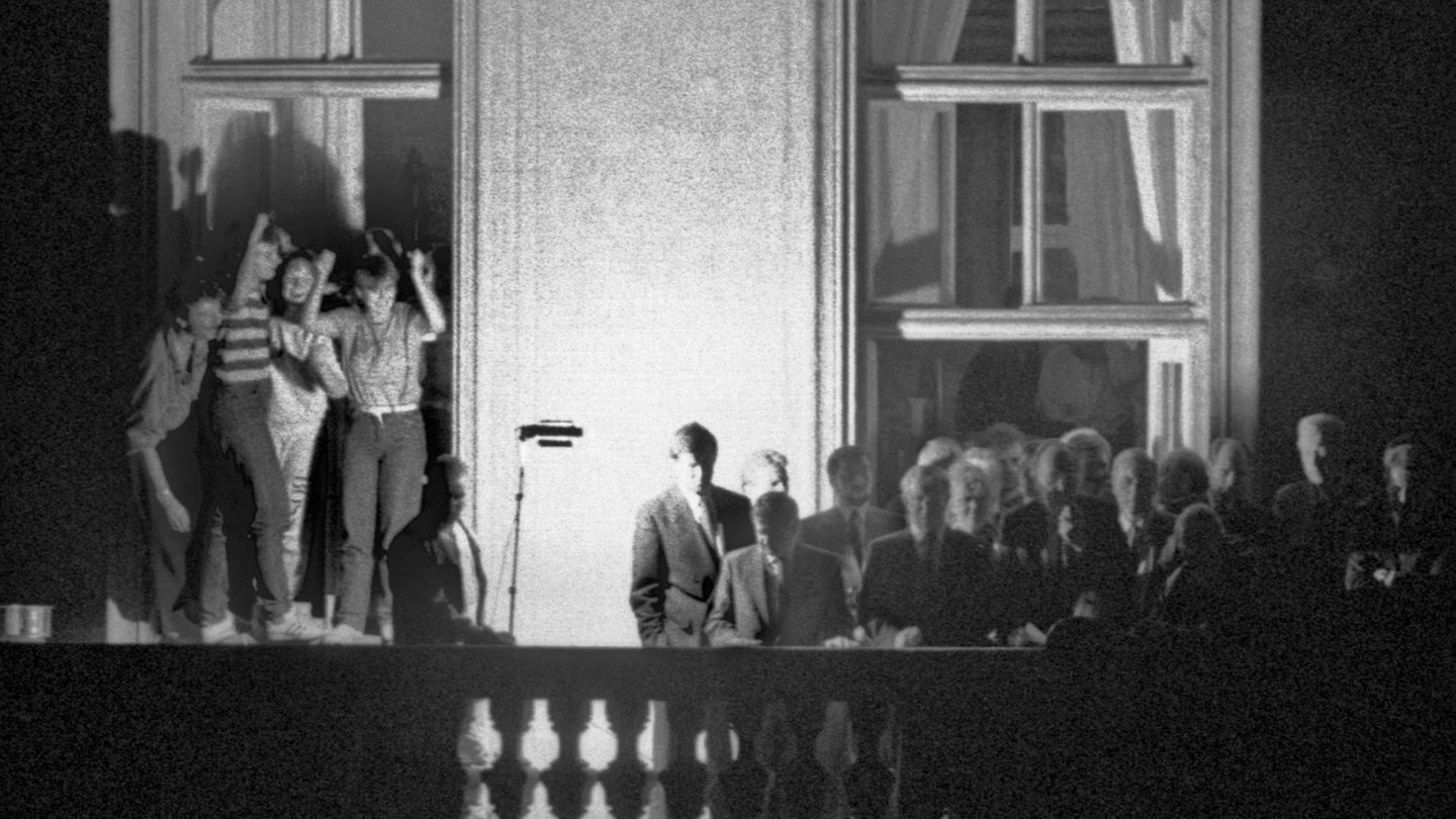 Hans-Dietrich Genscher auf dem Prager Botschaftsbalkon