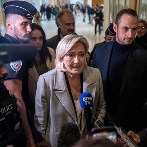 Marine Le Pen beim Prozessauftakt in Paris 