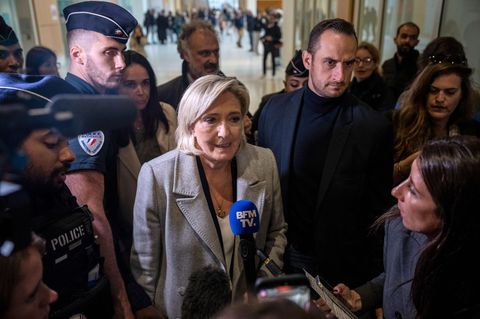 Marine Le Pen beim Prozessauftakt in Paris 