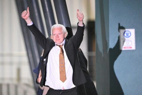 Julian Assange bei Ankunft in Canberra nach seiner Freilassung