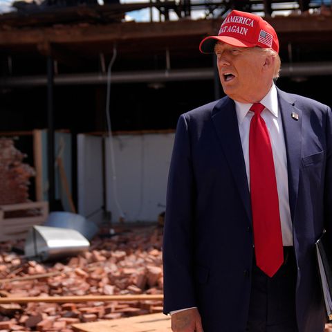 Donald Trump steht vor einem von Hurrikan Helene zerstörten Haus1