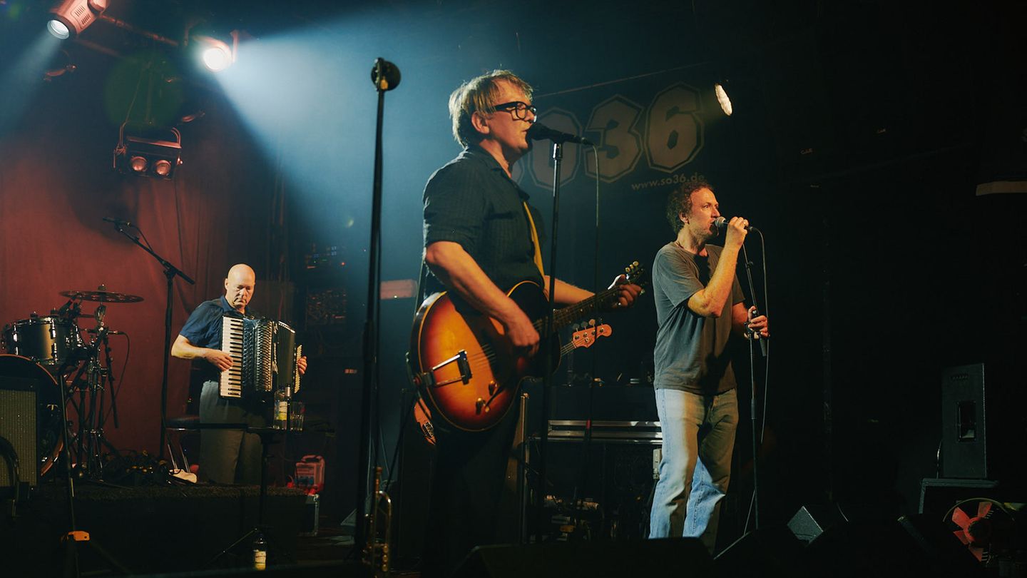 Element of Crime, live auf der Bühne, Sven Regener mit Gitarre am Mikro