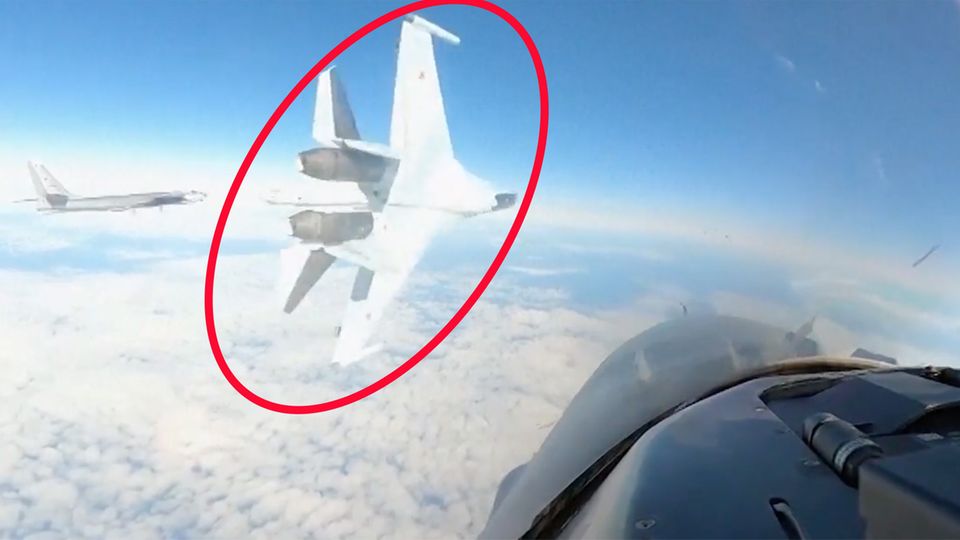 Russischer Kampfjet fliegt knapp an US-Luftwaffe vorbei