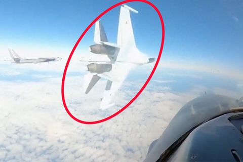 Russischer Kampfjet fliegt knapp an US-Luftwaffe vorbei