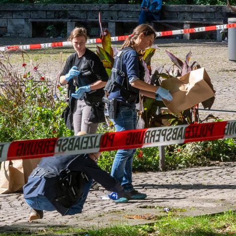 Beamte sichern an einem Tatort in München Spuren