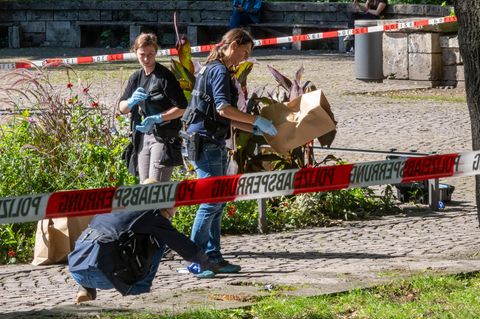 Beamte sichern an einem Tatort in München Spuren