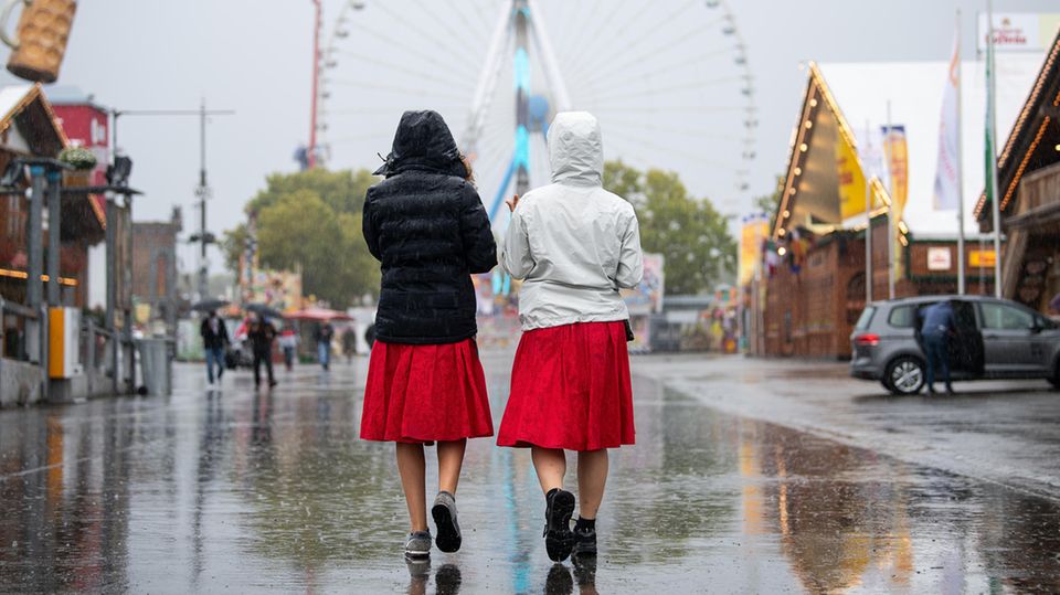 Drei von vier Kellnerinnen geben an, belästigt zu werden, Frauen wird unter den Rock gefilmt und Männer bedrängen sie: So läuft es auf dem Oktoberfest regelmäßig ab.