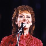 Die aus den 50er- und 60er-Jahren berühmte Sängerin starb am 9. September im Alter von 93 Jahren. Valente hat in ihrer langen Karriere Evergreens geschaffen, die heute noch bekannt sind: "Ganz Paris träumt von der Liebe", "Tschau, Tschau, Bambina" oder "Itsy Bitsy Teenie Weenie Honolulu Strandbikini". Sie sang auf Deutsch, Italienisch, Französisch, Englisch und in vielen anderen Sprachen