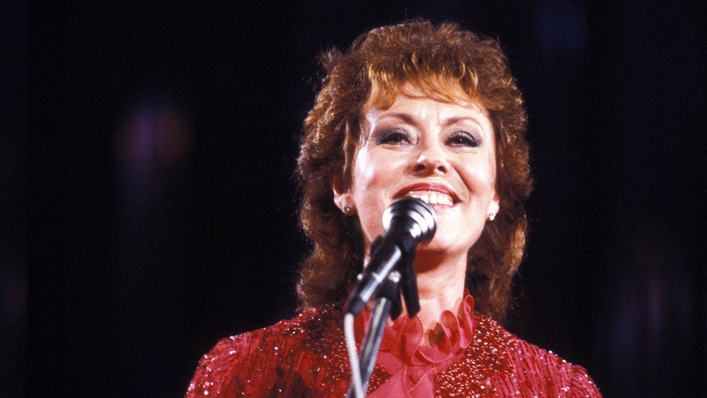 Caterina Valente Die aus den 50er- und 60er-Jahren berühmte Sängerin starb am 9. September im Alter von 93 Jahren. Valente hat in ihrer langen Karriere Evergreens geschaffen, die heute noch bekannt sind: "Ganz Paris träumt von der Liebe", "Tschau, Tschau, Bambina" oder "Itsy Bitsy Teenie Weenie Honolulu Strandbikini". Sie sang auf Deutsch, Italienisch, Französisch, Englisch und in vielen anderen Sprachen
